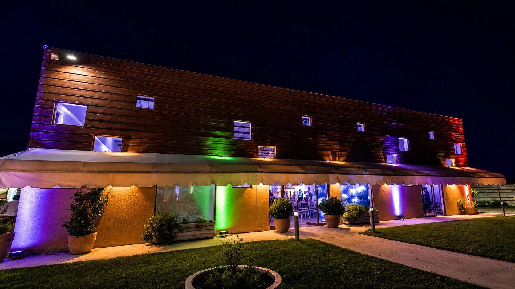Recinto iluminado al cierre del evento